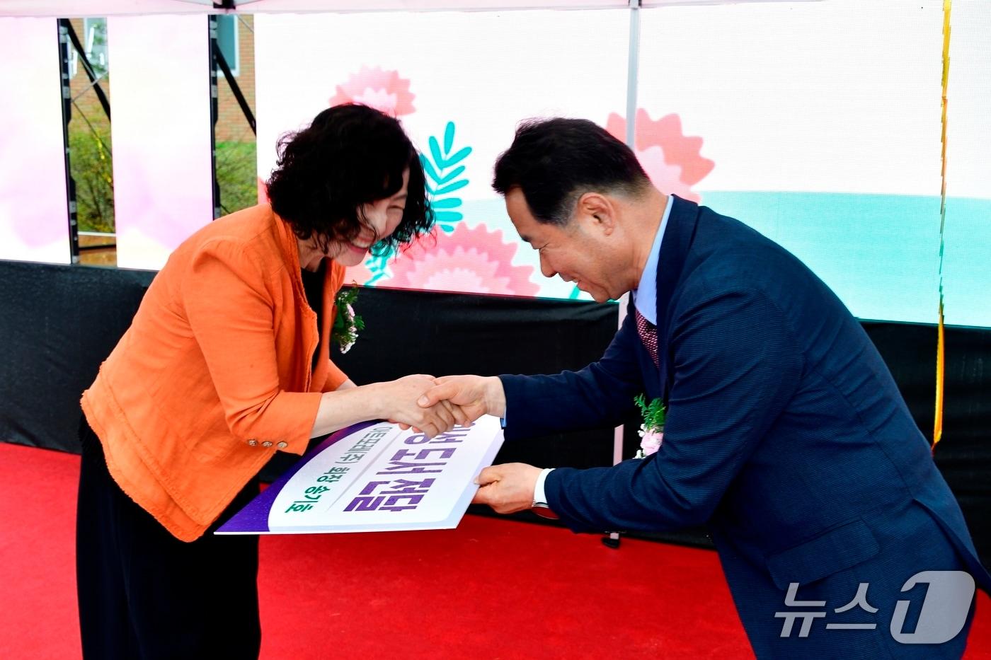 충북 진천 대표 향토기업 금성개발㈜ 송기호 회장이 문백초등학교에 학생용 인성 도서를 기증했다. 사진은 오세락 총동문회장이 이혜주 교장에게 도서를 대신 전달하는 모습.&#40;진천교육지원청 제공&#41;/뉴스1