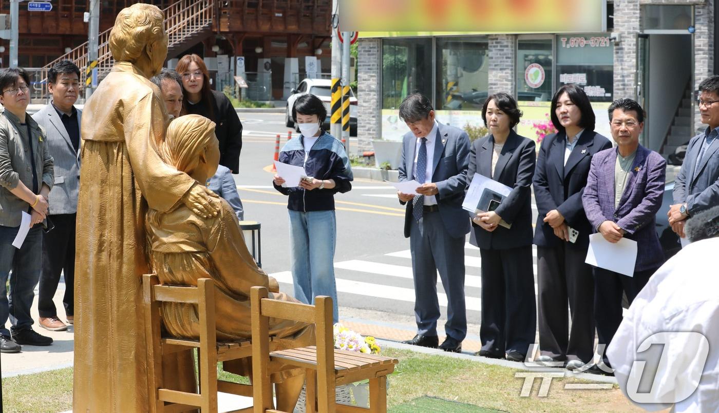 별세한 일본군 위안부 피해자 故 이옥선 할머니를 형상화한 광주 남구 양림동 평화의 소녀상에서 12일 일제강제동원시민모임을 비롯한 광주 남구 공직자들이 추모하고 있다. 2025.5.12/뉴스1 ⓒ News1 최성국 기자
