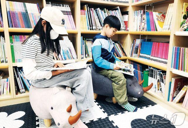 본문 이미지 - 경부고속도로 상행선(서울방향) 칠곡휴게소에 마련된 아이사랑 도서관에서 어린이들이 책을 읽고 있다. (칠곡군 제공) 뉴스1