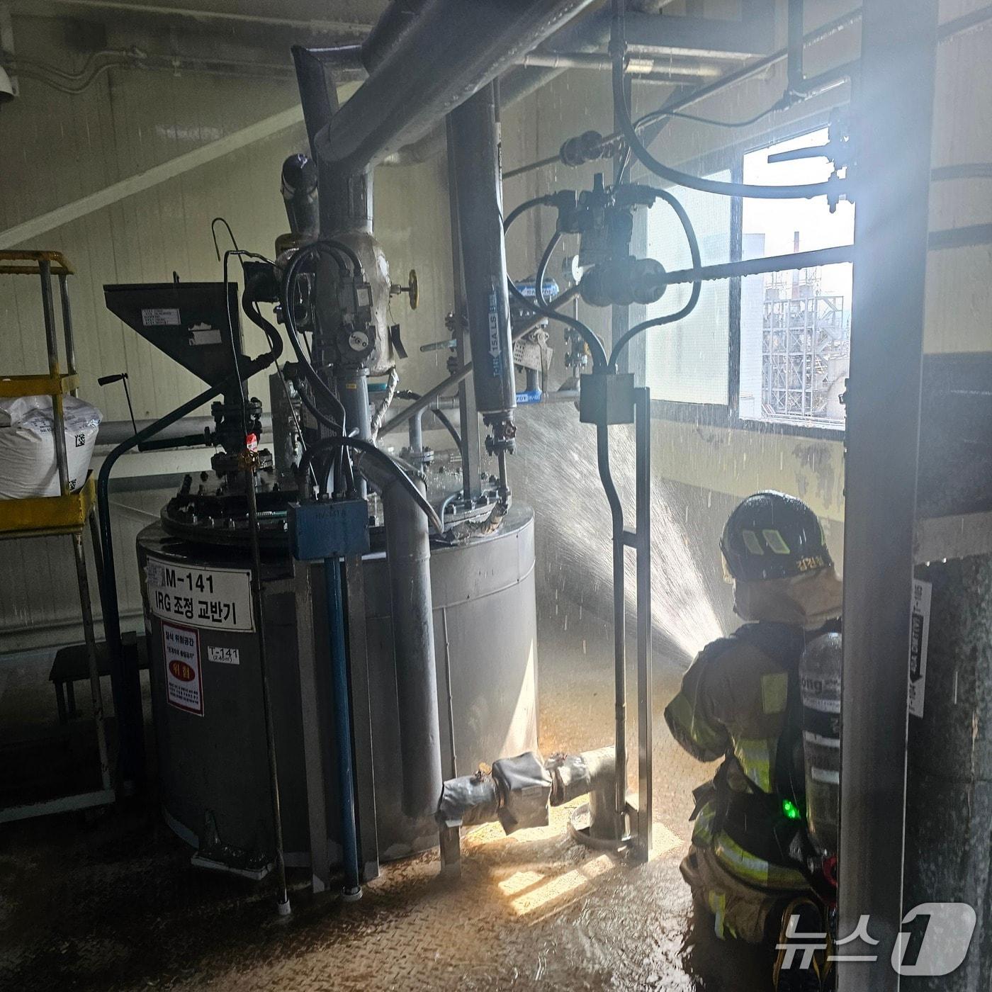 본문 이미지 - 12일 오전 9시 40분께 전북자치도 전주시 덕진구 팔복동 한 플라스틱 원료 생산 공장에서 불이 났다.(전북소방 제공. 재판매 및 DB금지)