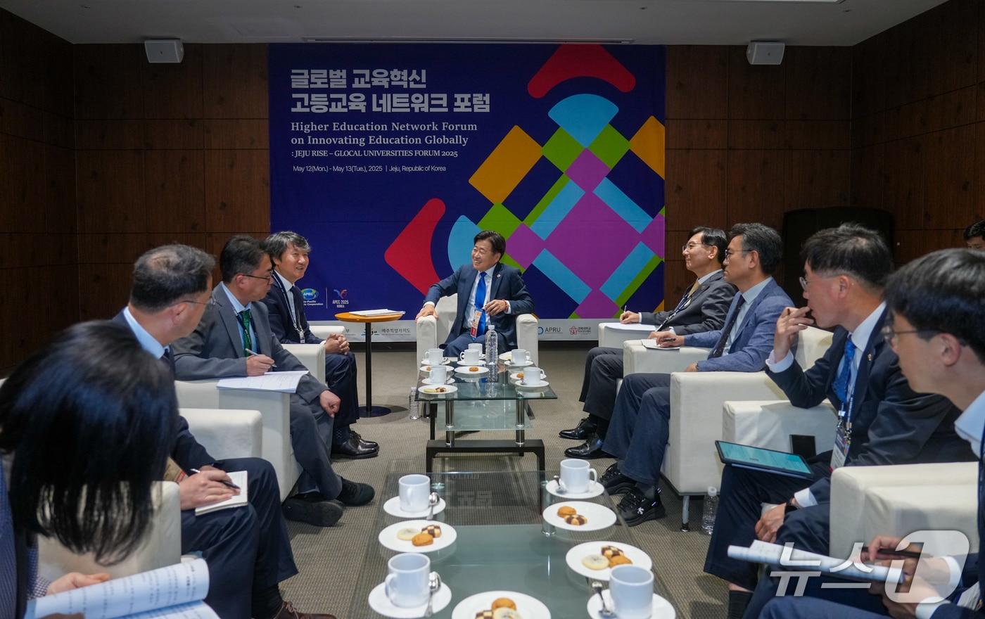 본문 이미지 -  오영훈 제주도지사가 '글로벌 교육혁신 고등교육 네트워크 포럼' 참가자들과 면담을 나누고 있다(제주도 제공)/뉴스1