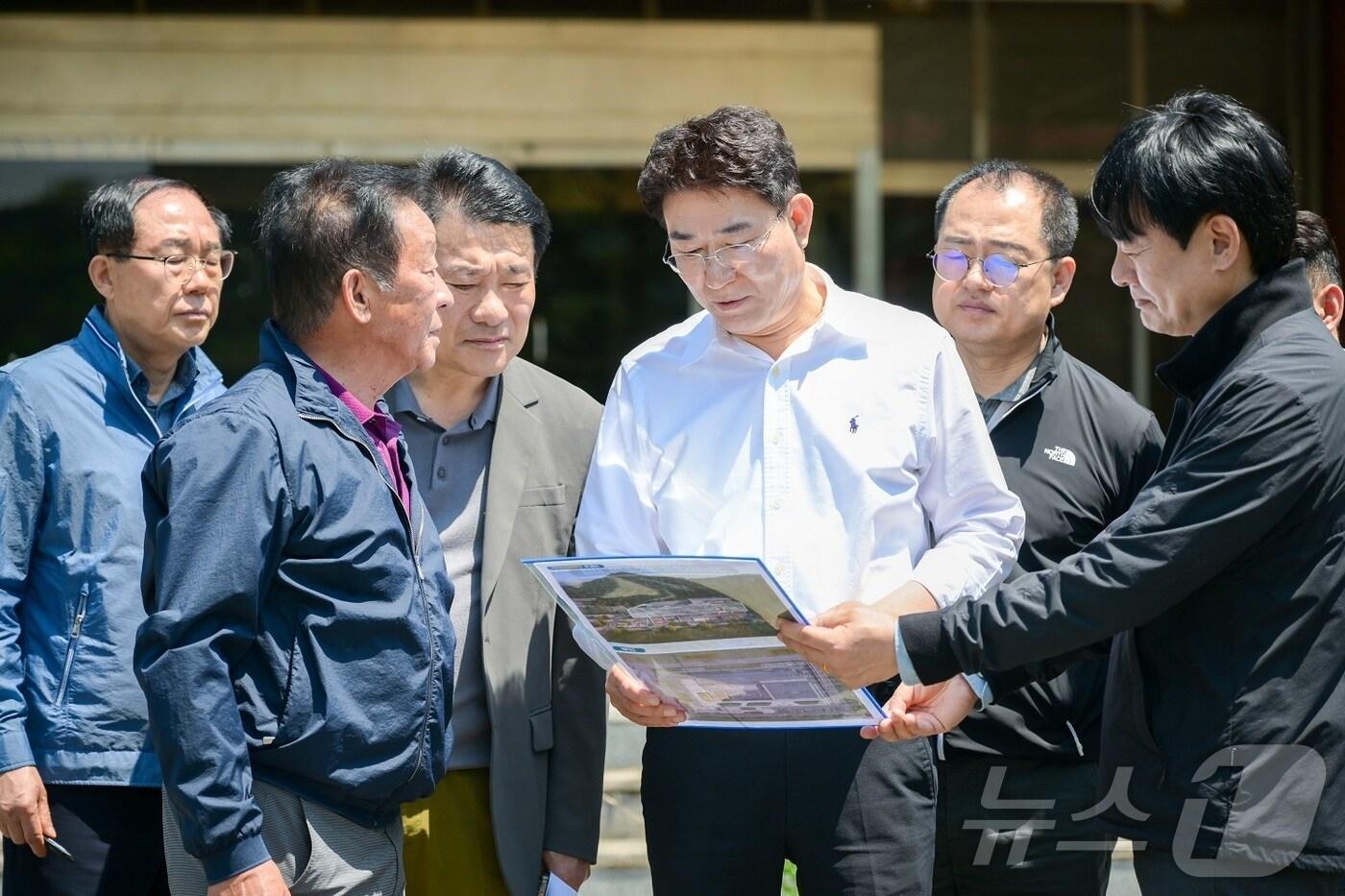 노관규 순천시장이 12일 옛 승주군청 일원에 조성될 그린바이오산업 부지를 찾아 현장 점검을 실시하고 있다.(순천시 제공. 재판매 및 DB 금지)