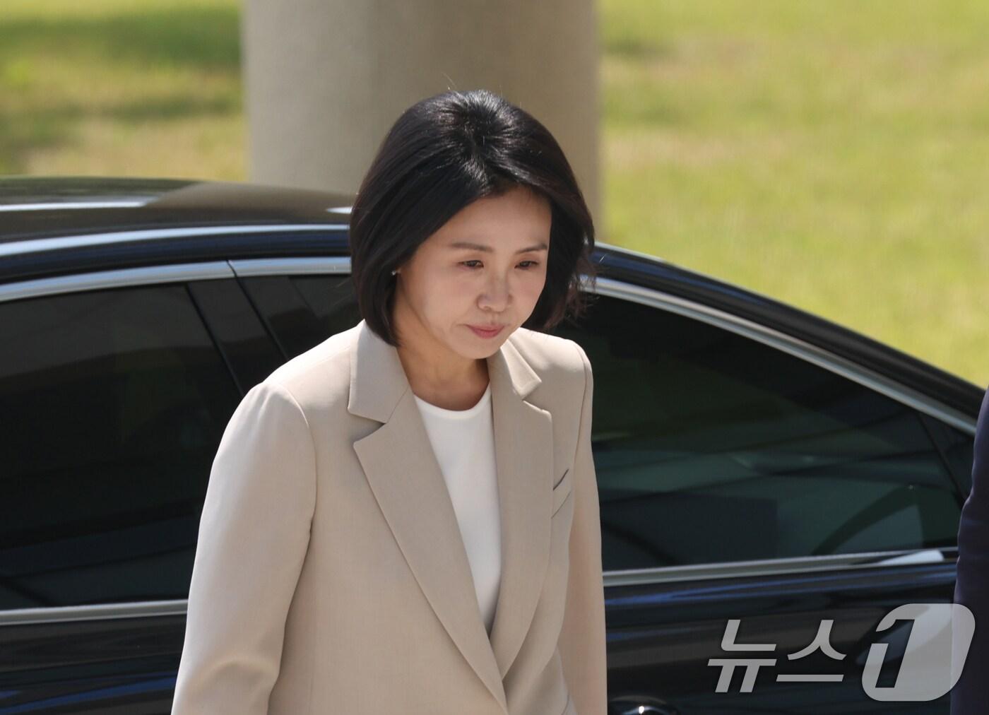 본문 이미지 - '공직선거법 위반' 혐의로 1심에서 벌금형을 선고받은 이재명 더불어민주당 대통령 후보의 부인 김혜경 여사가 12일 오후 경기 수원시 영통구 수원고등법원에서 열린 항소심 선고 공판에 출석하고 있다. 2025.5.12/뉴스1 ⓒ News1 김영운 기자