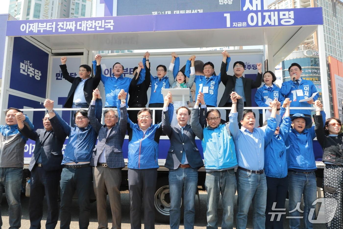 본문 이미지 - 더불어민주당 울산시당 선거대책위원회는 12일 오전 울산 남구 공업탑로터리에서 출정식을 열고 이재명 대통령 후보 지지를 호소하는 첫 선거운동을 펼쳤다.2025.5.12/뉴스1 김세은 기자