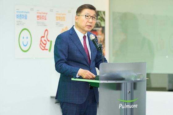 본문 이미지 - 이우봉 풀무원 총괄 CEO가 12일 서울 강남 본사에서 열린 창사 41주년 기념식에서 '신경영선언'을 선포는 모습. (풀무원 제공. 재판매 및 DB 금지) 2025.5.12/뉴스1