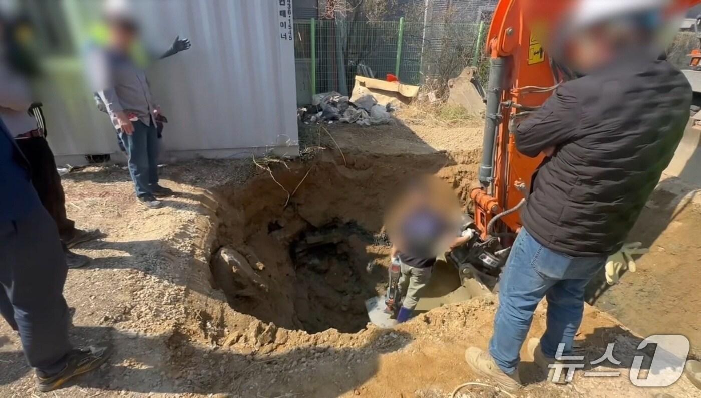 본문 이미지 - 경북경찰이 구미에서 송유관 절도 일당을 검거하고 절도 현장을 확인하고 있다(경북경찰청 제공. 재판매 및 DB 금지)2025.5.12/뉴스1