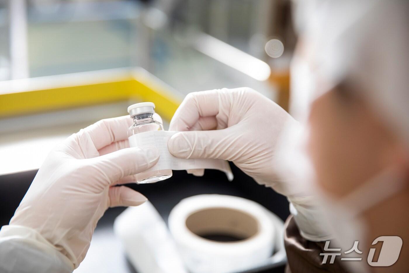 셀트리온 임직원이 바이오의약품에 라벨을 부착하고 있다.(셀트리온 제공)/뉴스1