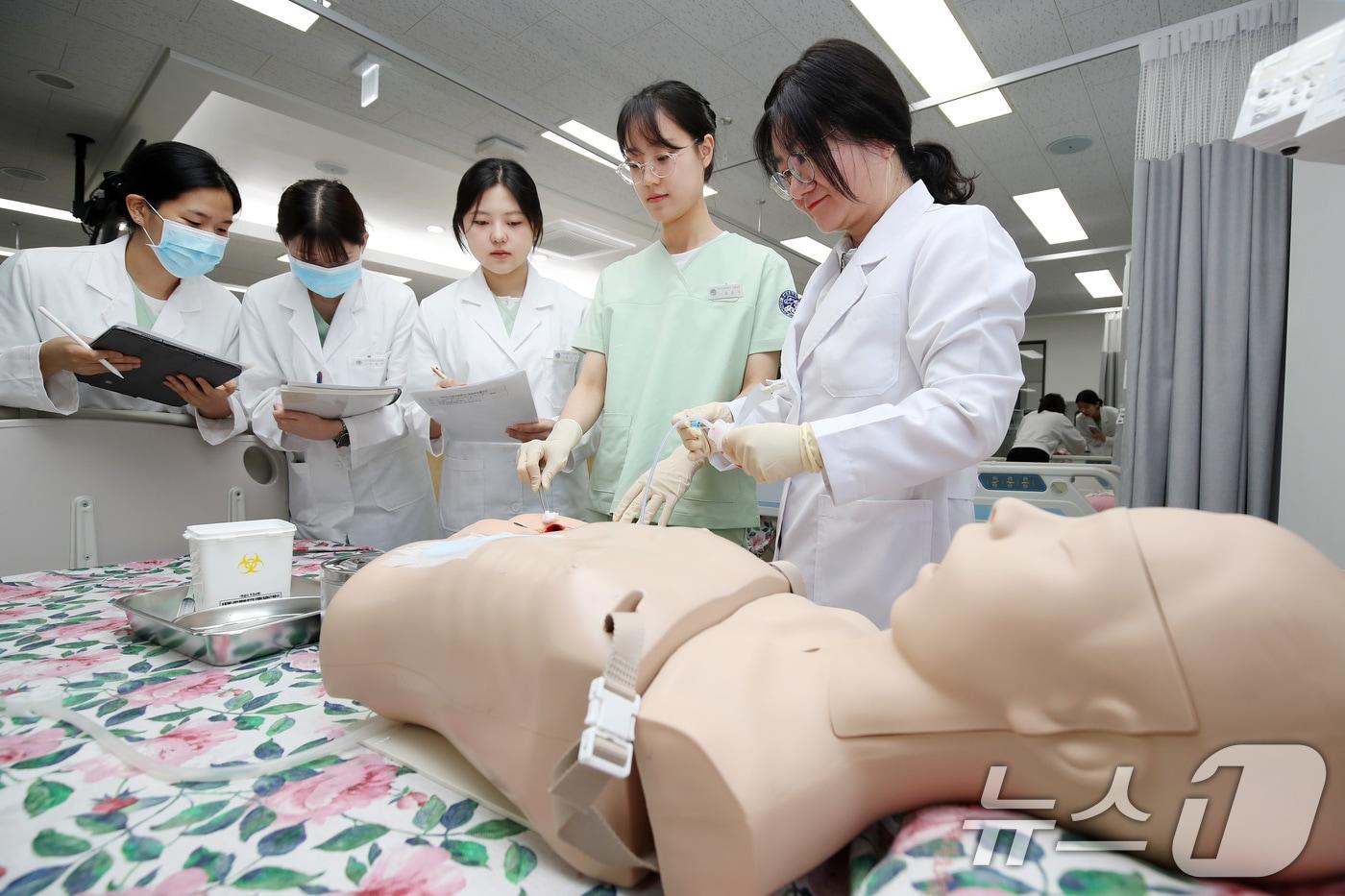 영남이공대 간호대학 간호학과 실습실에서 2학년 학생들이 간호실습을 하고 있다. 2025.5.12/뉴스1 ⓒ News1 공정식 기자