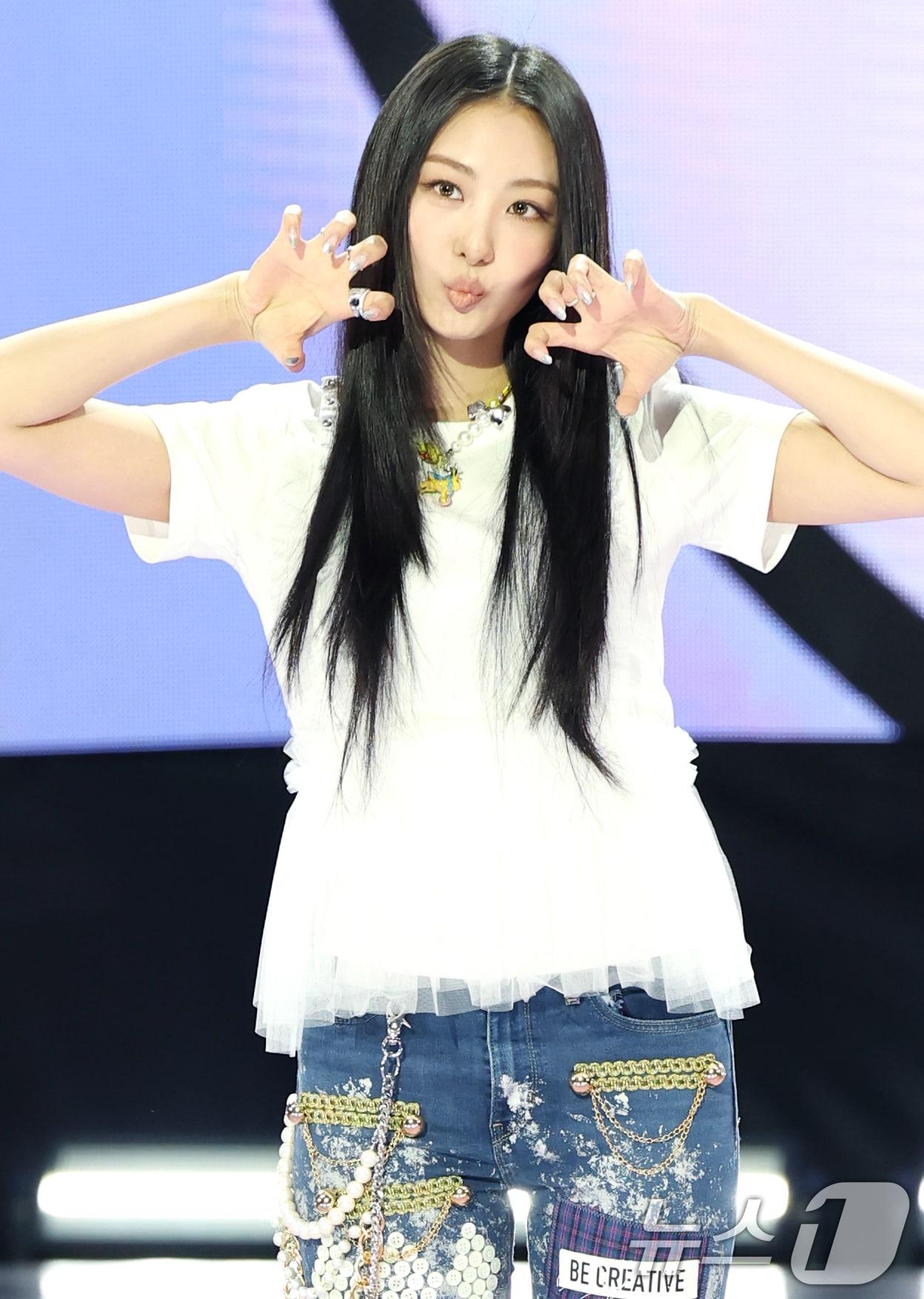 본문 이미지 - 그룹 미야오(MEOVV)의 가원이 12일 오후 서울 마포구 SBS프리즘타워에서 가진 첫 EP앨범 '마이 아이즈 오픈 와이드(MY EYES OPEN VVIDE)' 발매 기념 쇼케이스에서 포즈를 취하고 있다. 2025.5.12/뉴스1 ⓒ News1 권현진 기자