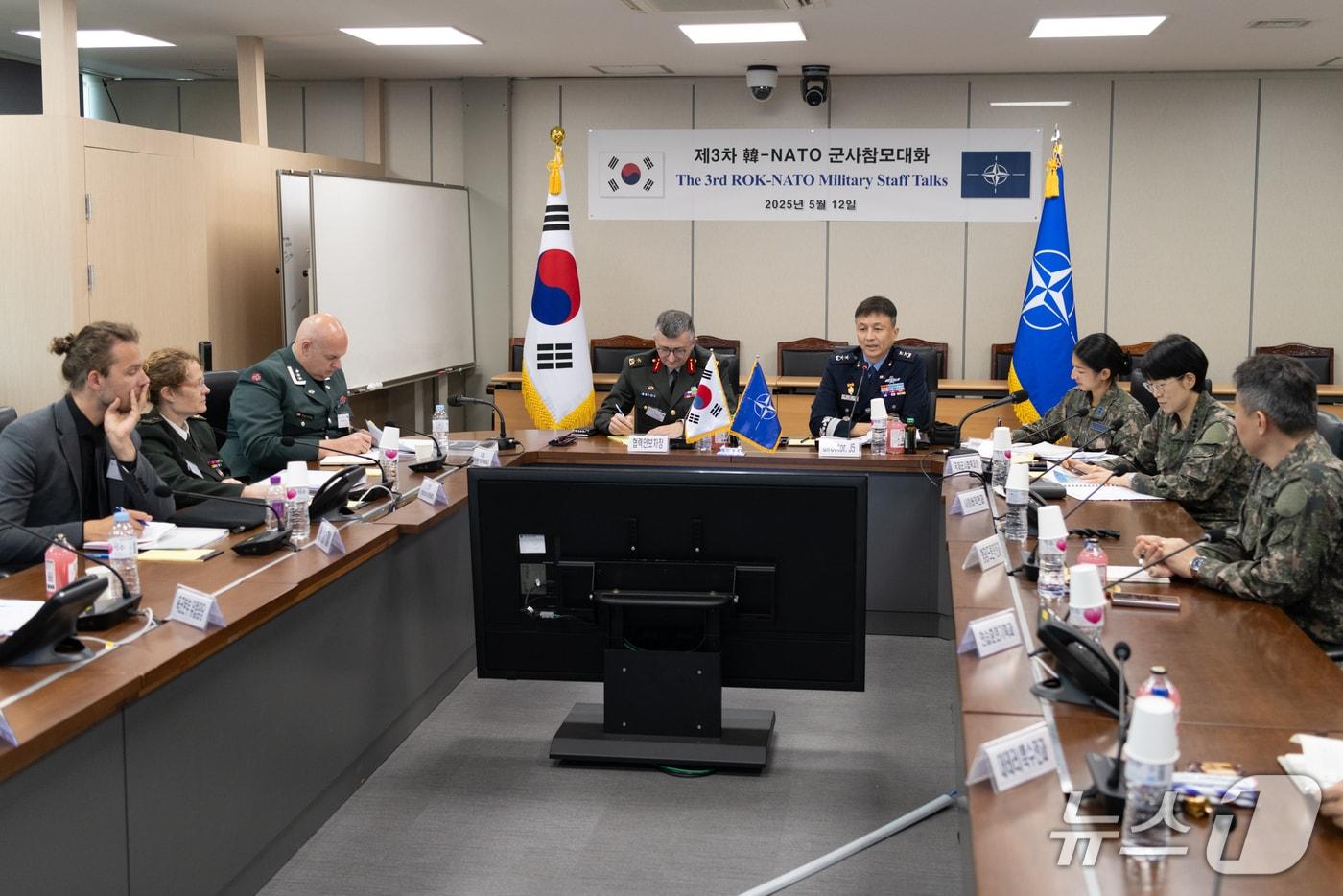 12일 합동참모본부에서 개최된 제3차 한-NATO 군사참모대화에서 양측이 군사협력을 논의하고 있다. (합동참모본부 제공)