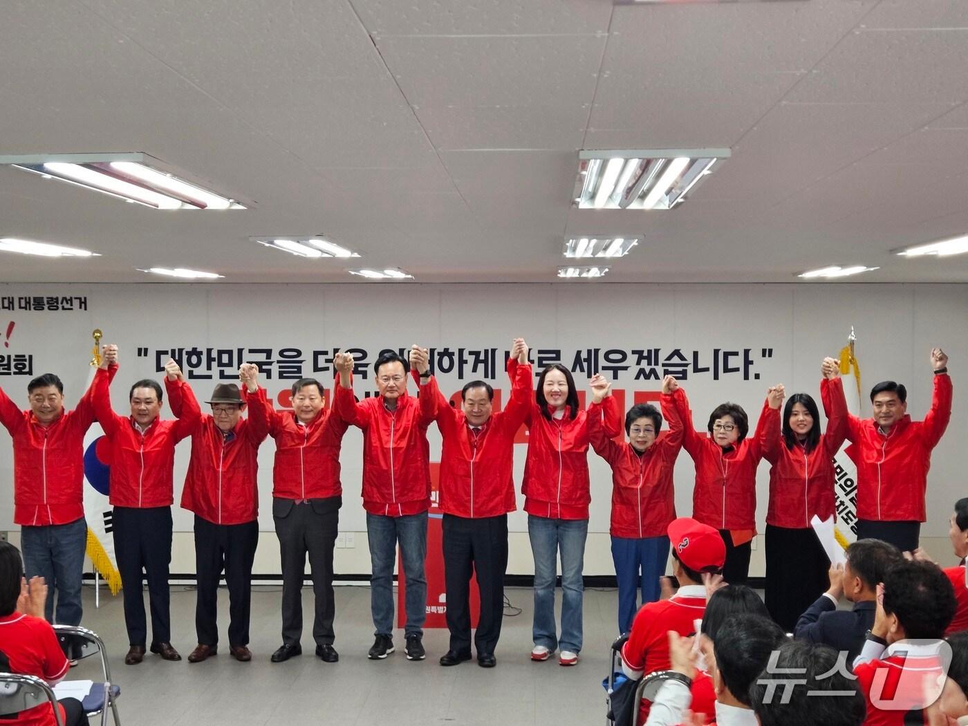 본문 이미지 -  12일 국민의힘 강원도당에서 열린 강원도 필승선거대책위원회 출범식에서 한기호 총괄선거대책위원장, 유상범 총괄선거대책위원장, 이철규 선거대책위원장, 김혜란 선거대책위원장 등이 양팔을 올리고 대선 승리를 다짐했다.2025.5.12 한귀섭 기자