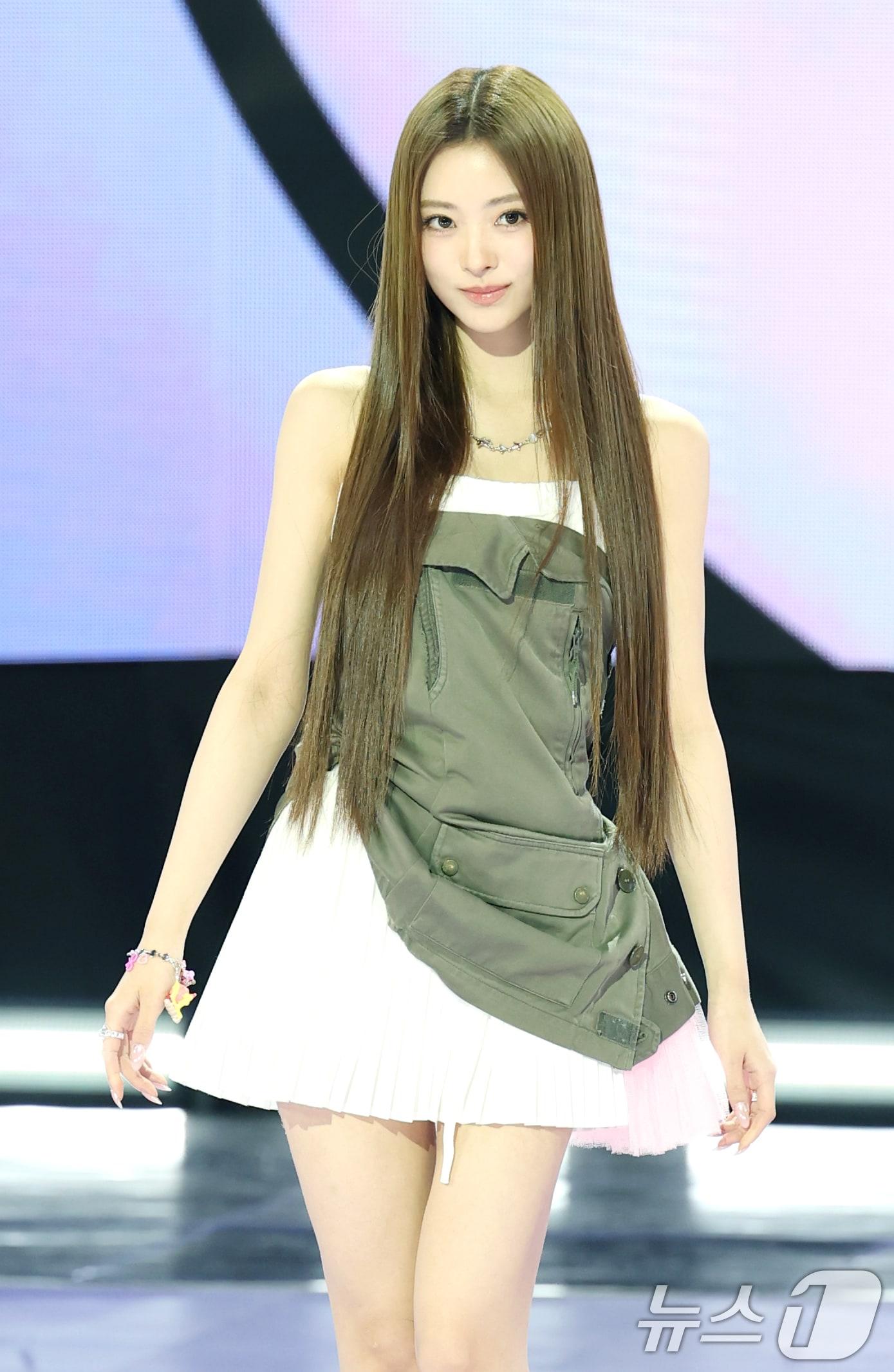 본문 이미지 - 그룹 미야오(MEOVV)의 안나가 12일 오후 서울 마포구 SBS프리즘타워에서 가진 첫 EP앨범 '마이 아이즈 오픈 와이드(MY EYES OPEN VVIDE)' 발매 기념 쇼케이스에서 포즈를 취하고 있다. 2025.5.12/뉴스1 ⓒ News1 권현진 기자