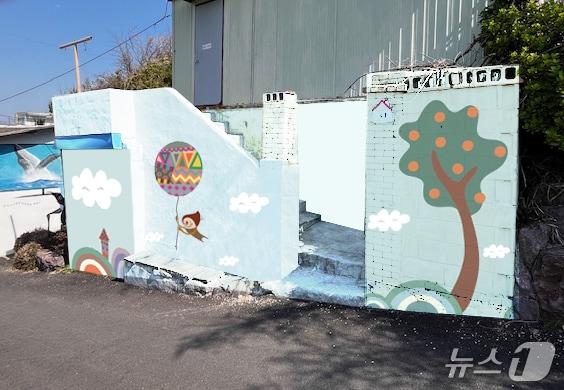 본문 이미지 - 울산 남구가 야음동에 위치한 신화마을 일대 노후된 담장벽화에 대한 유지·보수 작업에 나선다고 12일 밝혔다.(울산 남구 제공. 재판매 및 DB 금지) /뉴스1