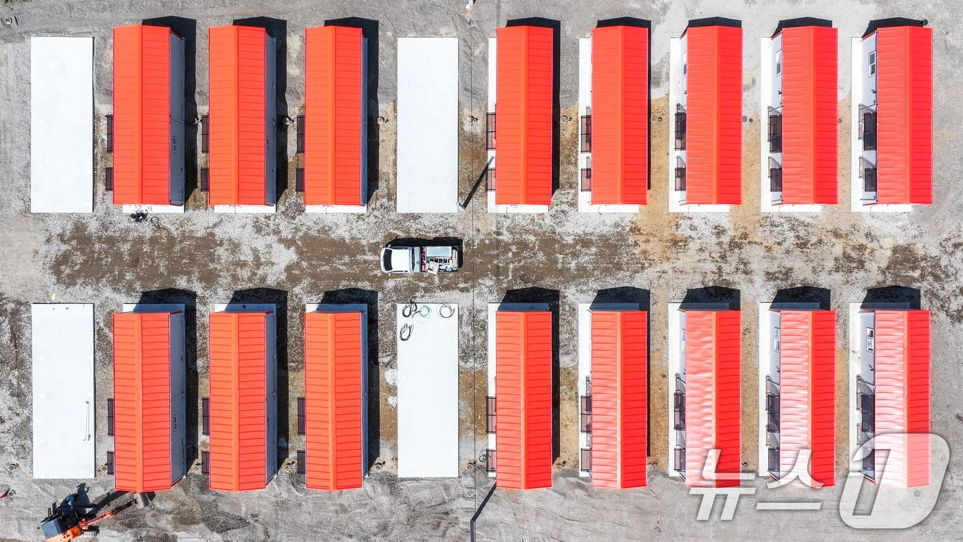 초대형 산불 피해를 입은 경북 영덕군 화수리에 이재민들이 사용할 조립식 주택이 설치되고 있다. 영덕군은 5월까지 500여동의 설치를 마친 후 이재민들을 순차적으로 입주시킬 계획이다. (독자 제공, 재판매 및 DB 금지) 2025. 5.12/뉴스1 2025.5.12/뉴스1 ⓒ News1 최창호 기자