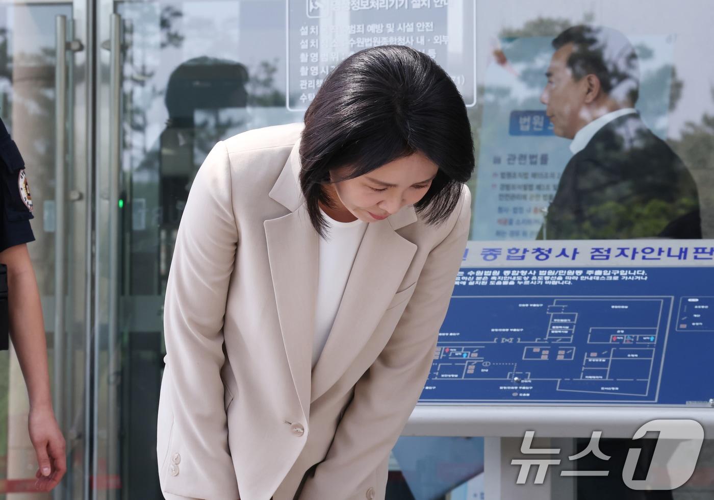 &#39;공직선거법 위반&#39; 혐의로 1심에서 벌금형을 선고받은 이재명 더불어민주당 대통령 후보의 부인 김혜경 여사가 12일 오후 경기 수원시 영통구 수원고등법원에서 열린 항소심 선고 공판을 마치고 나와 지지자들에게 인사를 하고 있다. 이 여사는 이날 항소심 선고공판에서 1심과 같은 벌금 150만원을 선고 받았다. 2025.5.12/뉴스1 ⓒ News1 김영운 기자