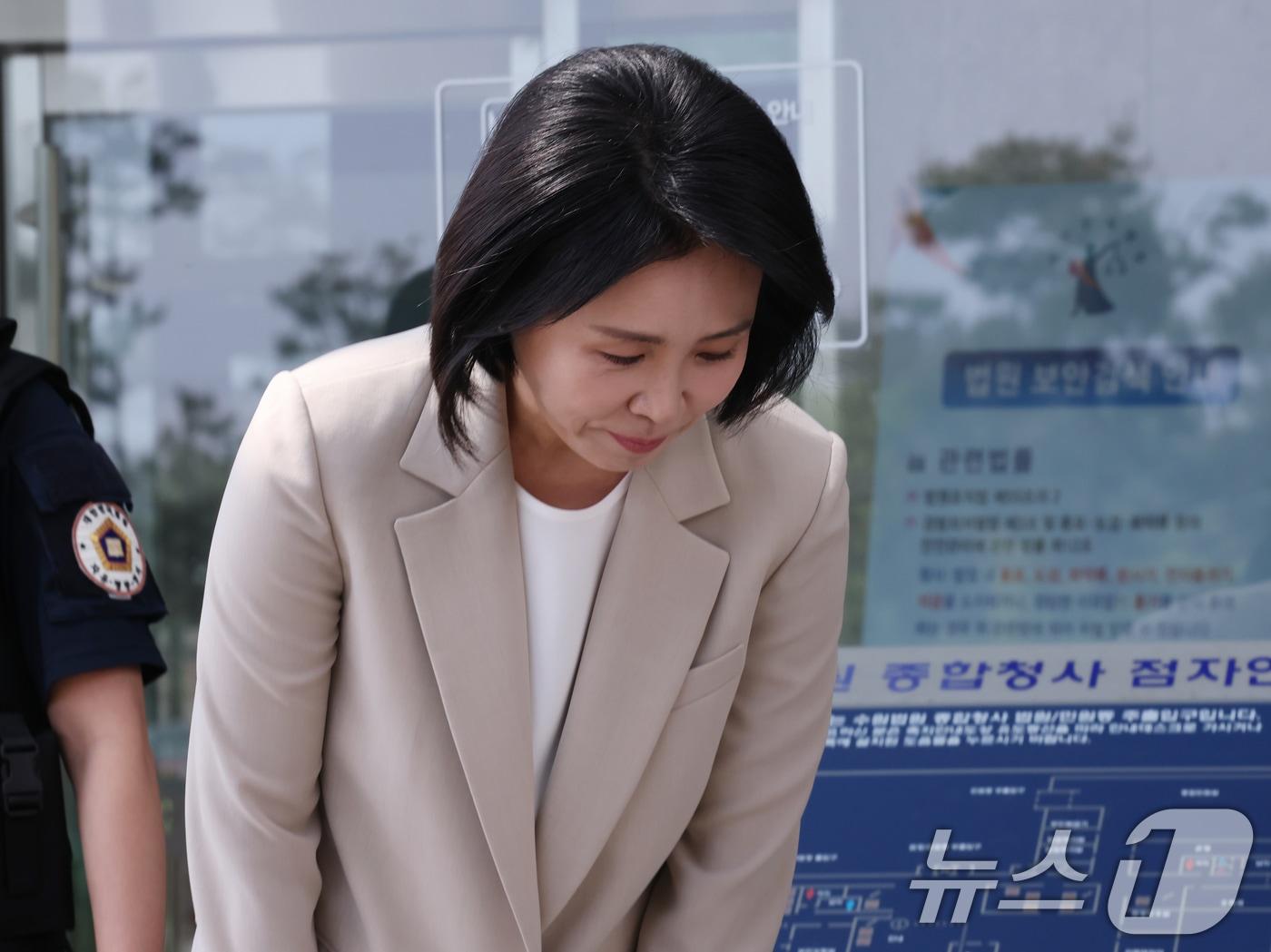 본문 이미지 - '공직선거법 위반' 혐의로 1심에서 벌금형을 선고받은 이재명 더불어민주당 대통령 후보의 부인 김혜경 여사가 12일 오후 경기 수원시 영통구 수원고등법원에서 열린 항소심 선고 공판을 마치고 나와 지지자들에게 인사를 하고 있다.2025.5.12/뉴스1 ⓒ News1 김영운 기자