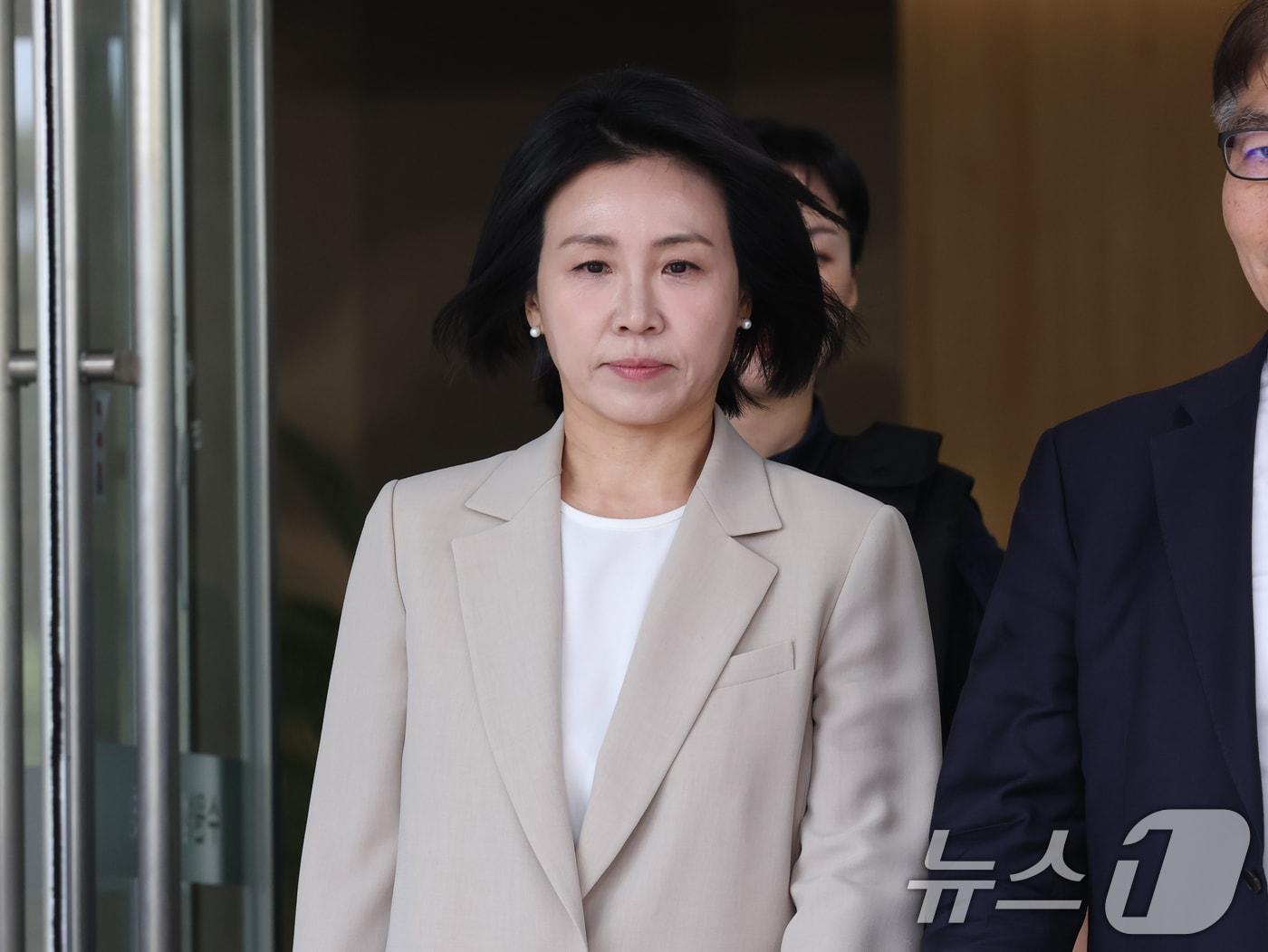 본문 이미지 - &#39;공직선거법 위반&#39; 혐의로 1심에서 벌금형을 선고받은 이재명 더불어민주당 대통령 후보의 부인 김혜경 여사가 12일 오후 경기 수원시 영통구 수원고등법원에서 열린 항소심 선고 공판을 마치고 나오고 있다. 이 여사는 이날 항소심 선고공판에서 1심과 같은 벌금 150만원을 선고 받았다. 2025.5.12/뉴스1 ⓒ News1 김영운 기자