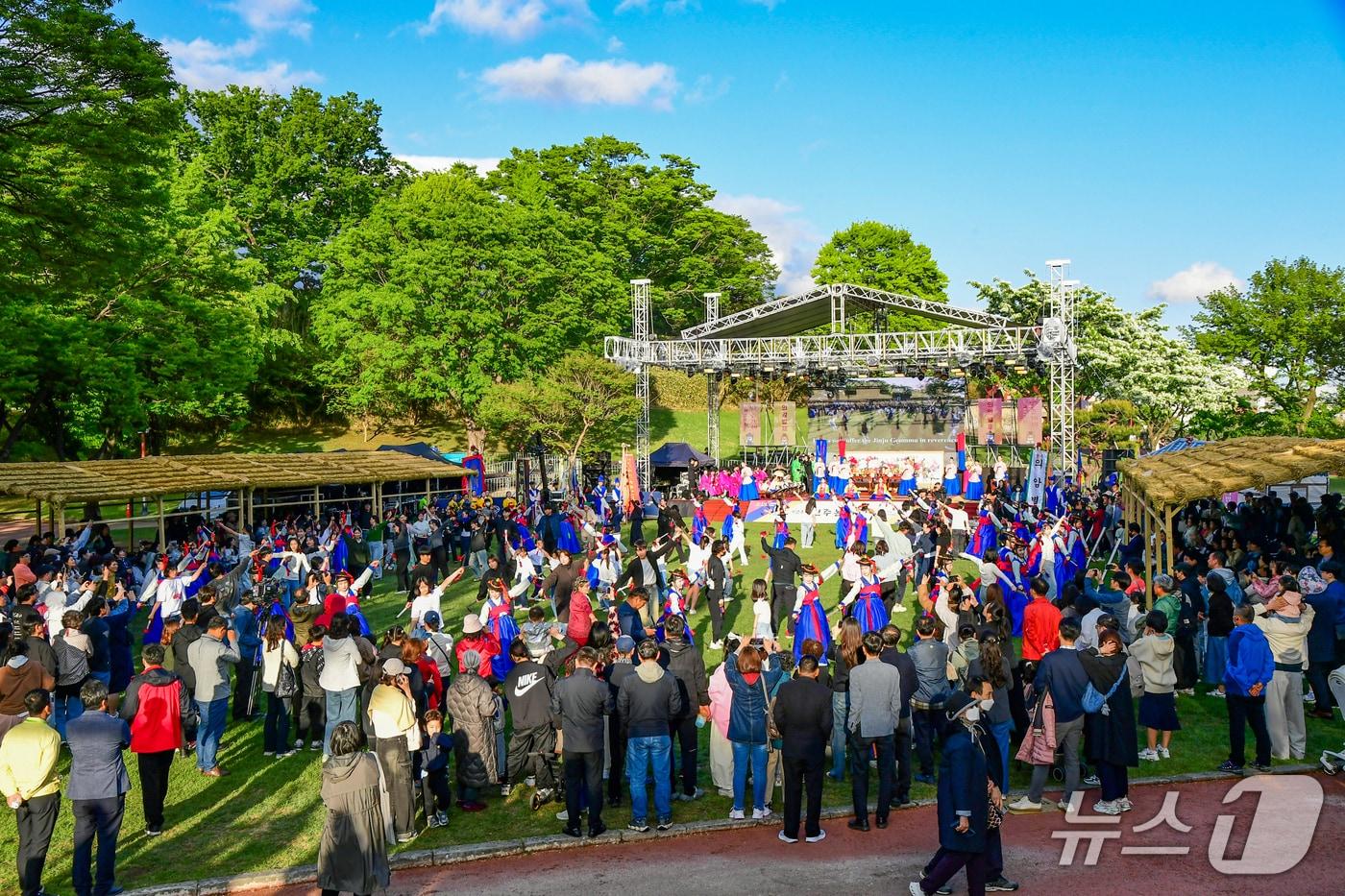 진주성을 찾은 방문객들이 지난 4일 논개제 행사를 관람하고 있다. 2025.5.4/뉴스1 한송학기자