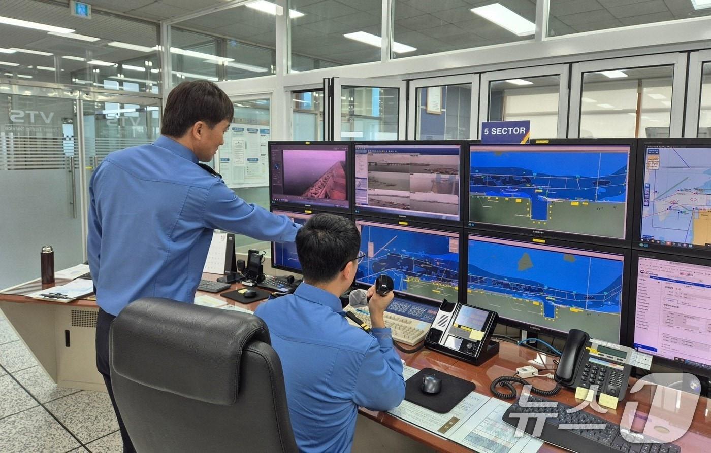 서해해경청 교통관제센터 모니터링 자료사진.&#40;서해지방해양경찰청 제공. 재판매 및 DB 금지&#41; 2025.5.12/뉴스1