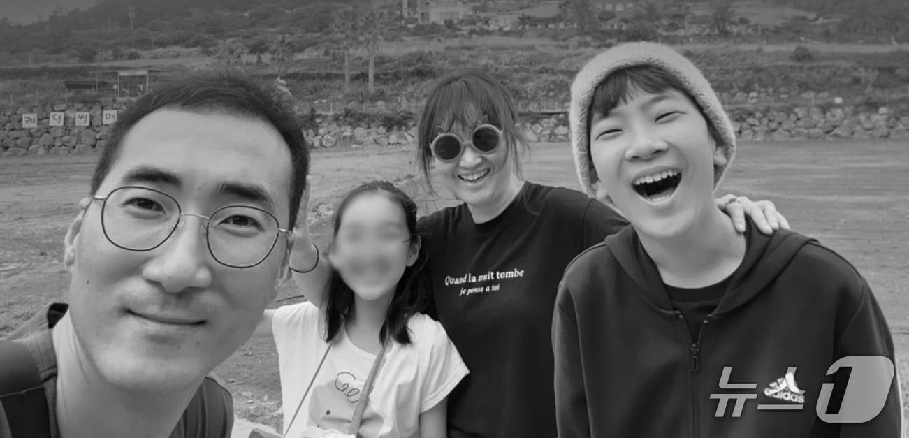 본문 이미지 - 도현이법 지난해 12월 강원 강릉에서 발생한 차량 급발진 의심사고로 숨진 이도현군&#40;사진 오른쪽&#41;과 아버지 이상훈씨&#40;사진 왼쪽&#41; 와 동생, 어머니.&#40;이상훈씨 제공, 재판매 및 DB 금지&#41; 2023.12.2/뉴스1