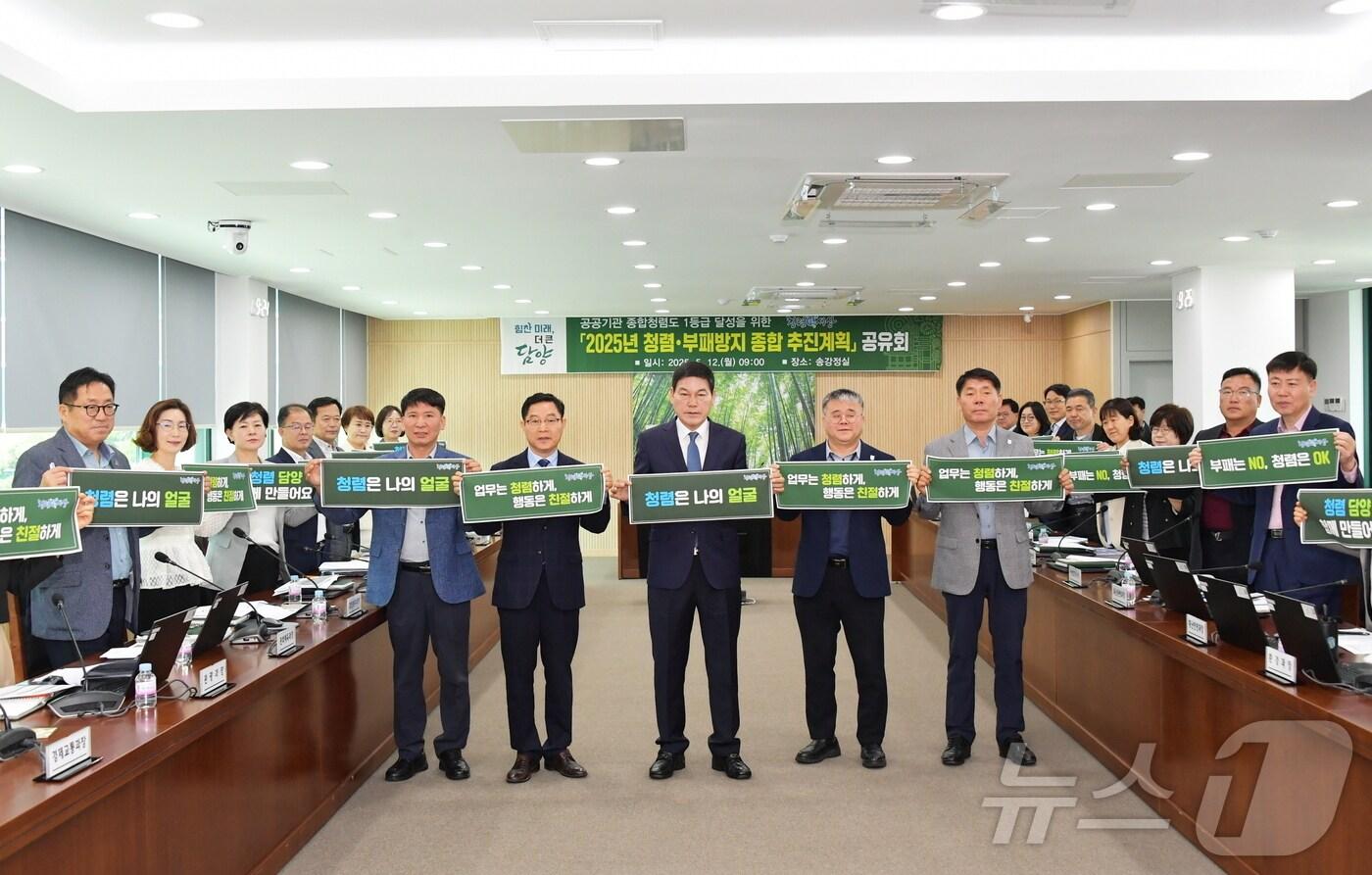 본문 이미지 - 조국혁신당 1호 단체장인 정철원 전남 담양군수가 12일 청렴·부패방지 종합계획 공유회에서 손팻말을 들고 있다.