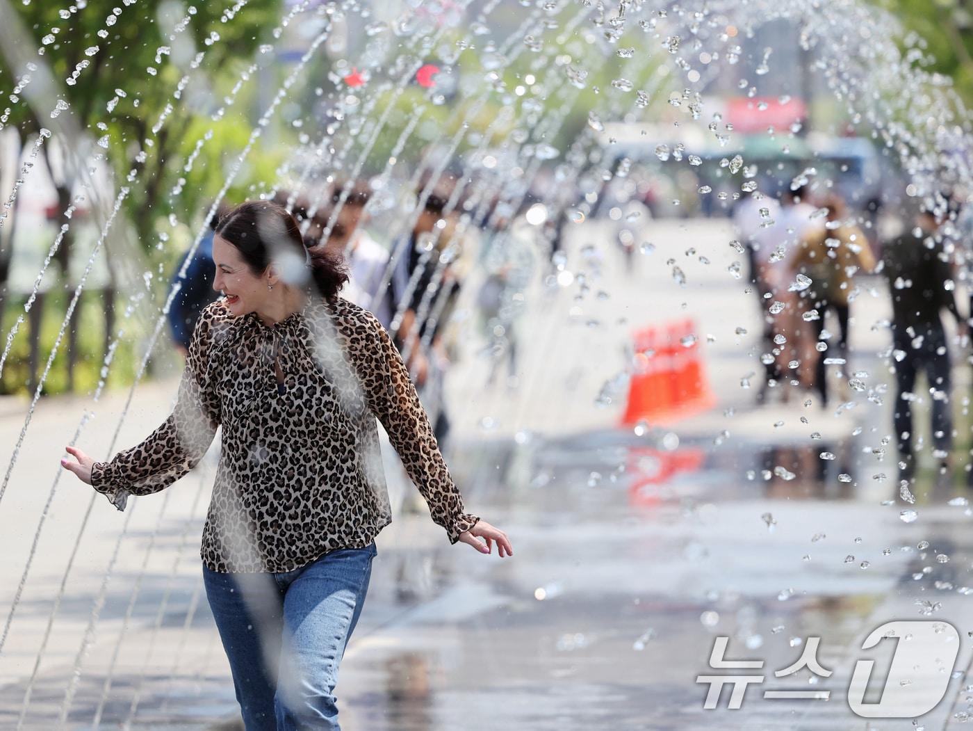 본문 이미지 - 더위 식히는 분수터널.(뉴스1 DB)