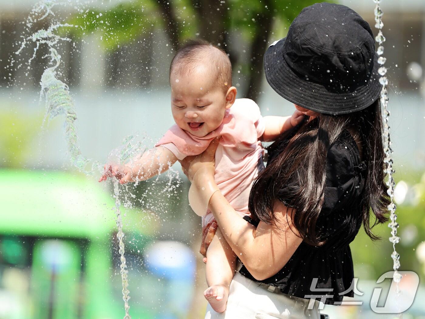 본문 이미지 - 서울 광화문광장 분수터널에서 어린이가 더위를 식히고 있다. 2025.5.12/뉴스1 ⓒ News1 황기선 기자