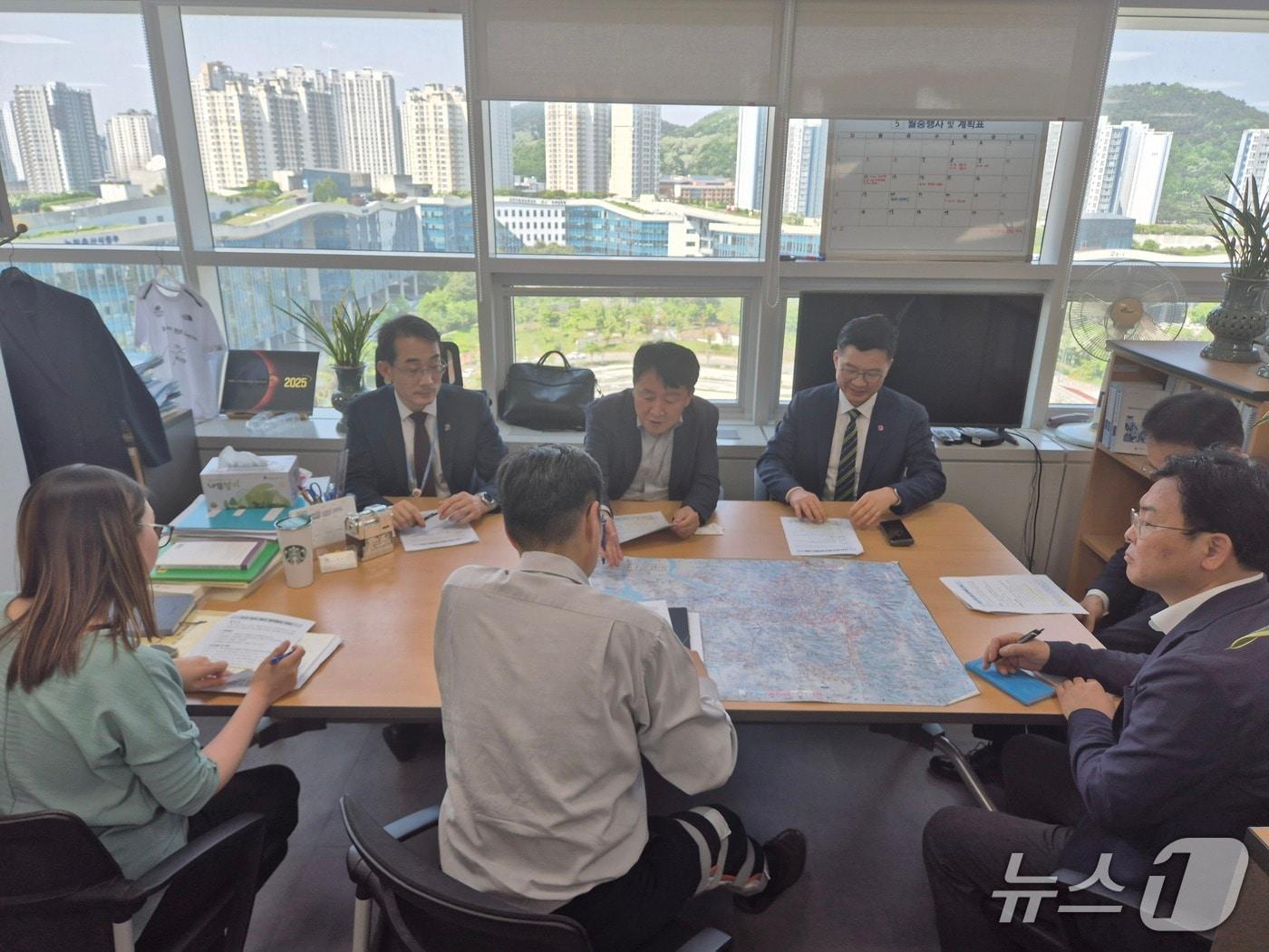 본문 이미지 - 울산·부산·양산 3개 시도 실·국장은 12일 오후 기획재정부와 국토교통부를 방문해 광역철도의 예비타당성 조사 통과를 건의했다.&#40;울산시 제공. 재판매 및 DB 금지&#41; /뉴스1