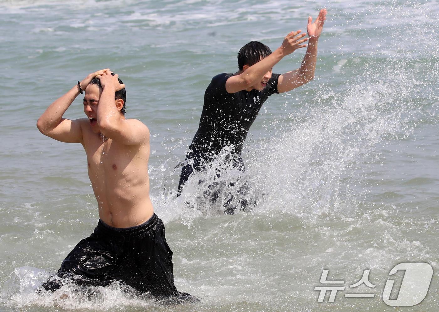 본문 이미지 - 초여름 날씨를 보인 12일 오후 부산 해운대해수욕장을 찾은 관광객들이 물놀이를 즐기고 있다. 2025.5.12/뉴스1 ⓒ News1 윤일지 기자