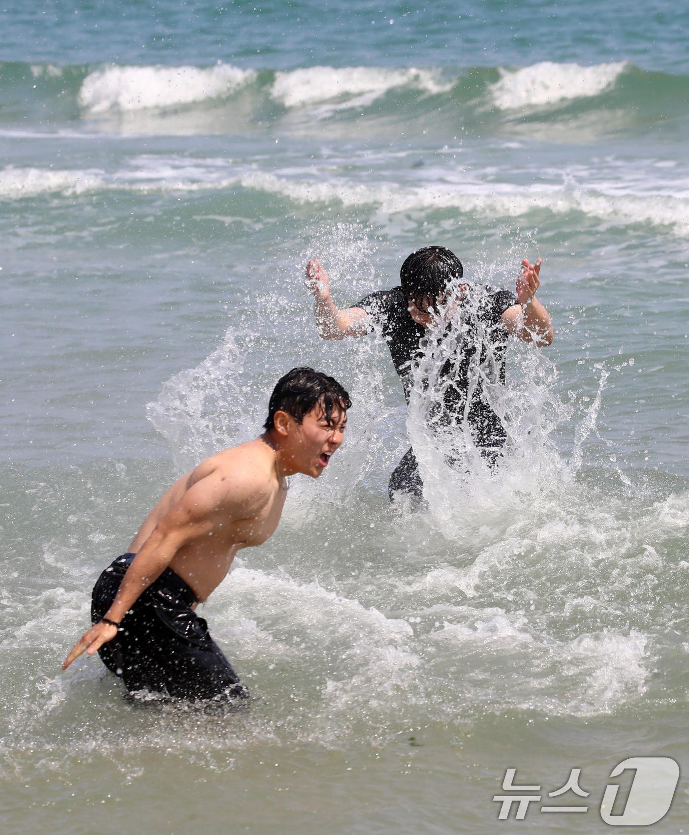 본문 이미지 - 초여름 날씨를 보인 12일 부산 해운대해수욕장을 찾은 관광객들이 물놀이를 즐기고 있다. 2025.5.12/뉴스1 ⓒ News1 윤일지 기자