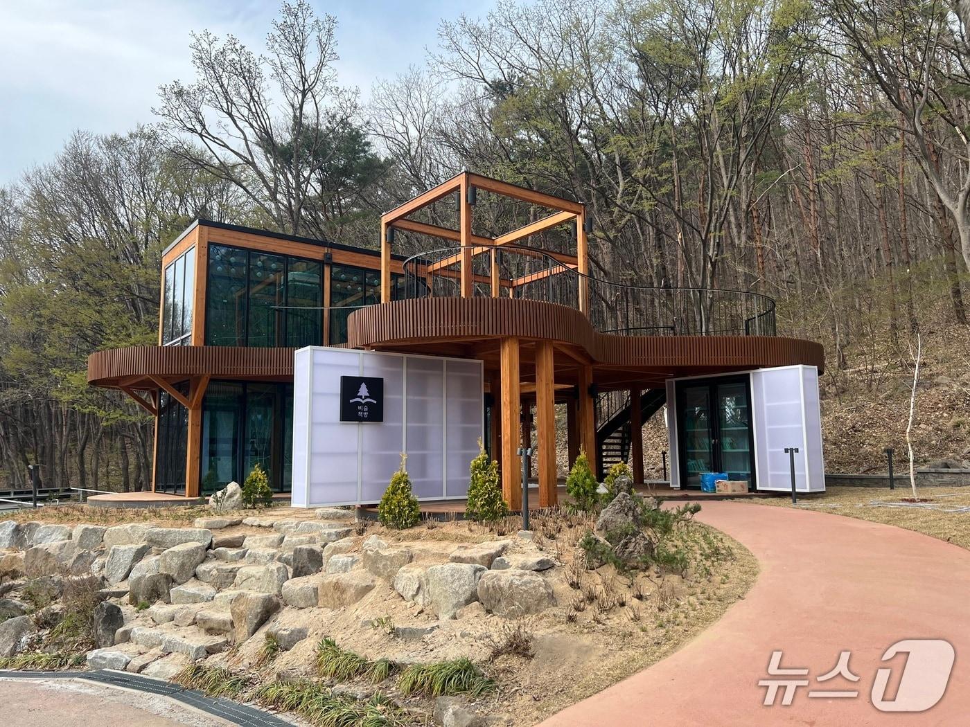 본문 이미지 - 대구 달성군 유가읍 비슬산 자연휴양림에 조성된 '비슬책방'(재판매 및 DB 금지)