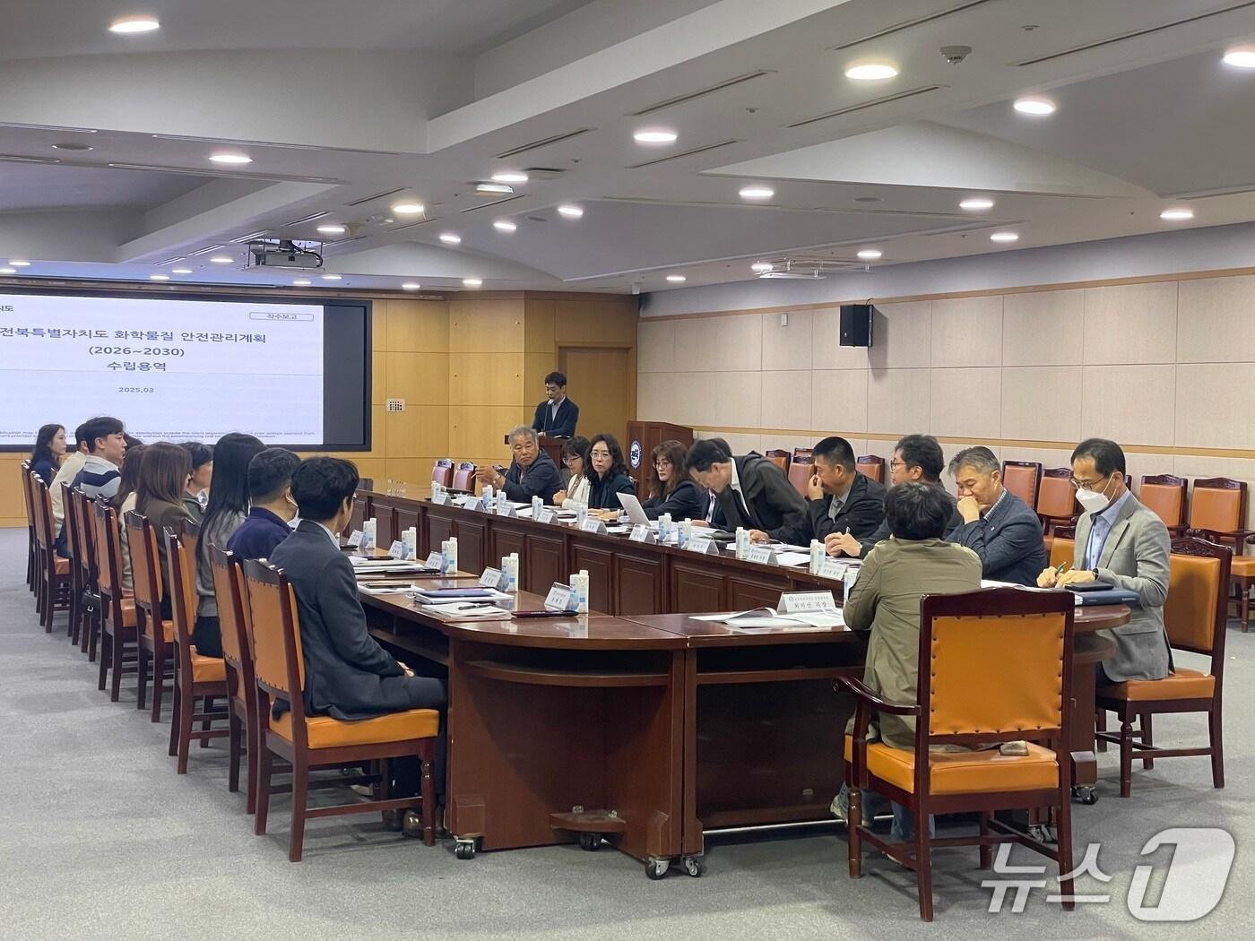 본문 이미지 - 12일 전북자치도청 중회의실에서 제3차 화학물질 안전관리계획 및 지역화학사고 대응계획 수립 용역 착수보고회가 열린 가운데 참석자들이 의견을 공유하고 있다.(전북자치도 제공. 재판매 및 DB 금지)/뉴스1 