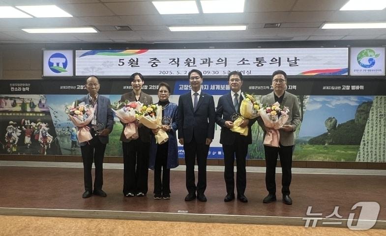 본문 이미지 -  고창군은 지방세를 성실히 납부해 건전한 납세문화 정착에 기여한 지역 유공납세자에게 표창패를 전했다.(고창군 제공, 재판매 및 DB금지)