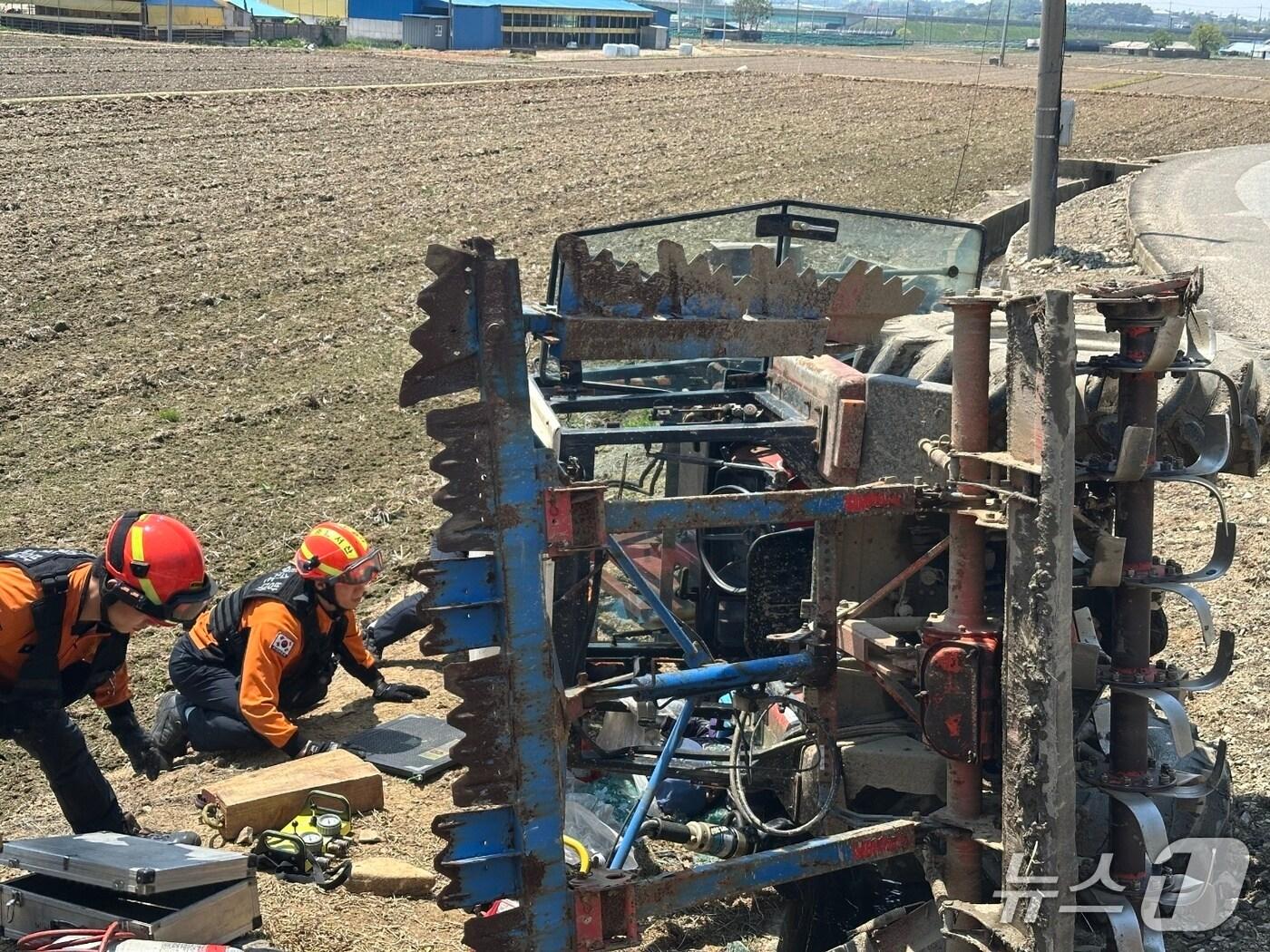 본문 이미지 -  서산 고북면 신송리 트랙터 전도 사고 현장. (서산소방서 제공, 재판매 및 DB 금지) / 뉴스1