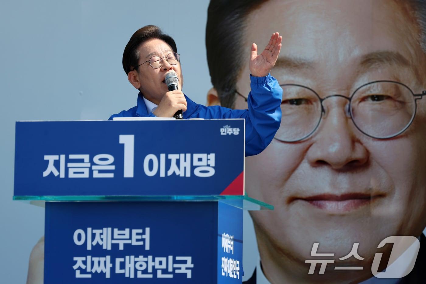 이재명 더불어민주당 대통령 후보가 제21대 대통령 선거 공식 선거운동 첫날인 12일 오후 경기 화성시 동탄 센트럴파크 음악분수중앙광장에서 열린 집중유세에서 연설을 하고 있다. (공동취재) 2025.5.12/뉴스1 ⓒ News1 안은나 기자