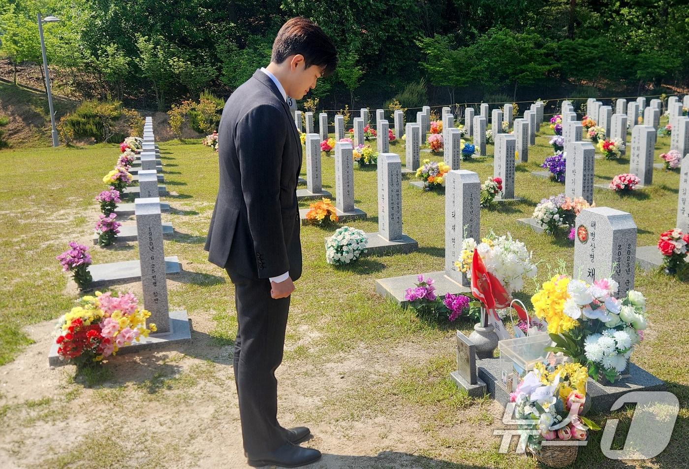 국민의힘 비상대책위원장에 내정된 김용태 의원이 12일 대전 유성구 국립대전현충원을 찾아 채 상병 묘역을 참배하고 있다. &#40;국민의힘 제공. 재판매 및 DB 금지&#41; 2025.5.12/뉴스1