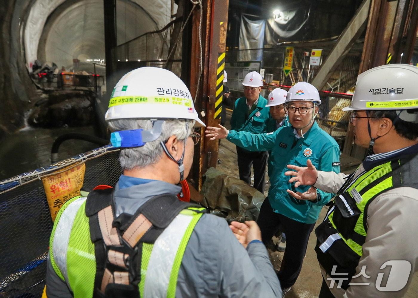 유성훈 금천구청장이 신안산선 지하터널 공사 현장을 점검하고 있다.&#40;금천구 제공&#41;