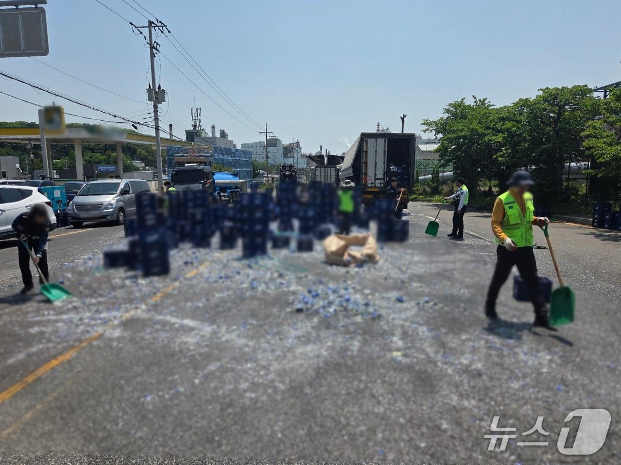 본문 이미지 - 12일 울산 남구 상개삼거리에서 트레일러 차량에서 맥주병이 쏟아지는 사고가 발생했다.(울산경찰청 제공. 재판매 및 DB 금지)