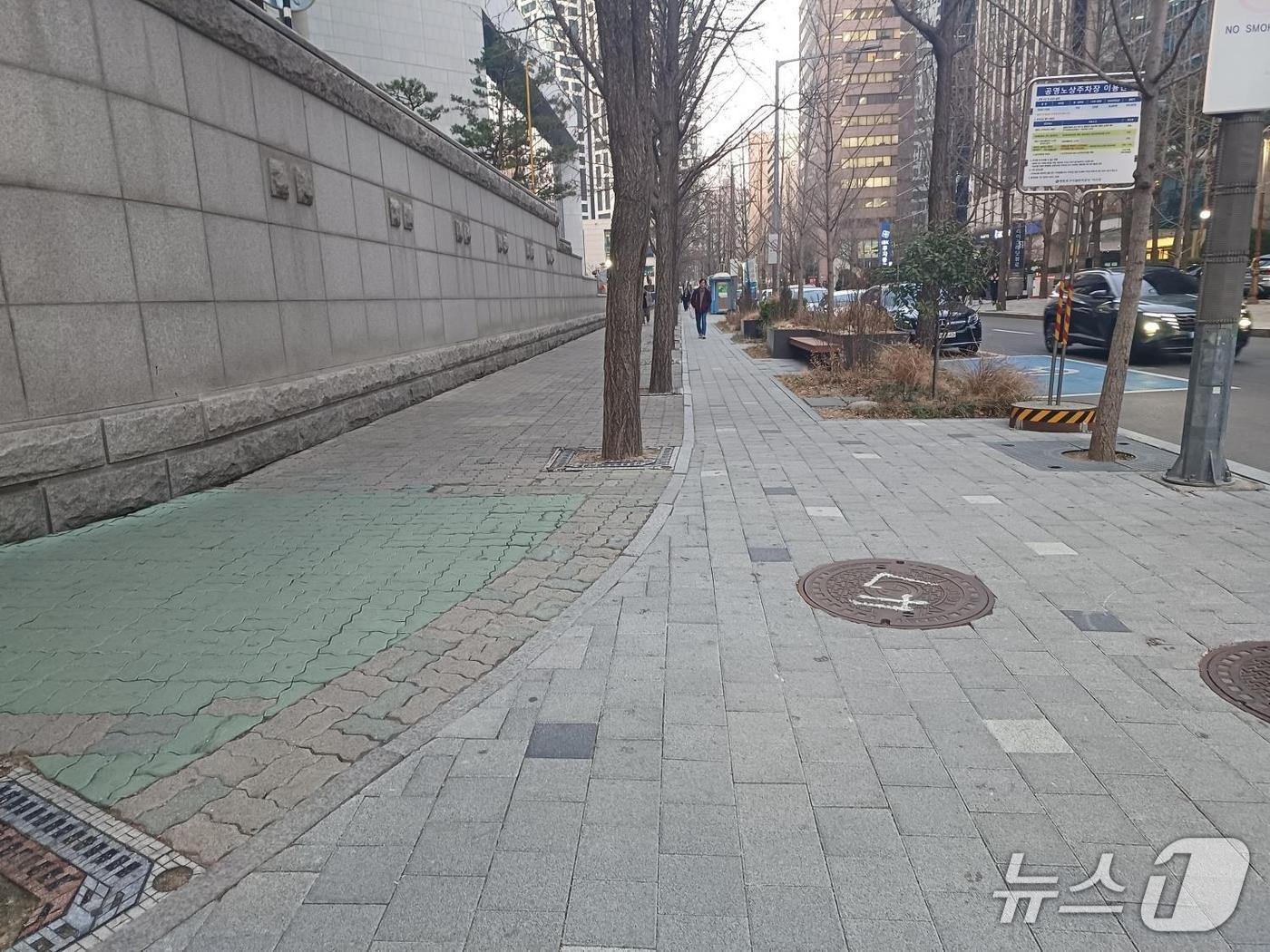 본문 이미지 - 불법 포장마차 정비 후 쾌적해진 보도 모습.(영등포구 제공)