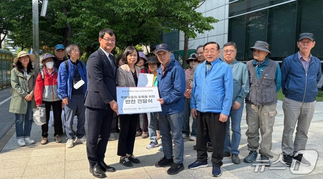 본문 이미지 - 대전지방보훈청이 12일 광복 80주년을 맞아 광복회 대전시지부에 지역 청소년들이 직접 만든 반찬을 전달했다.(대전지방보훈청 제공) /뉴스1