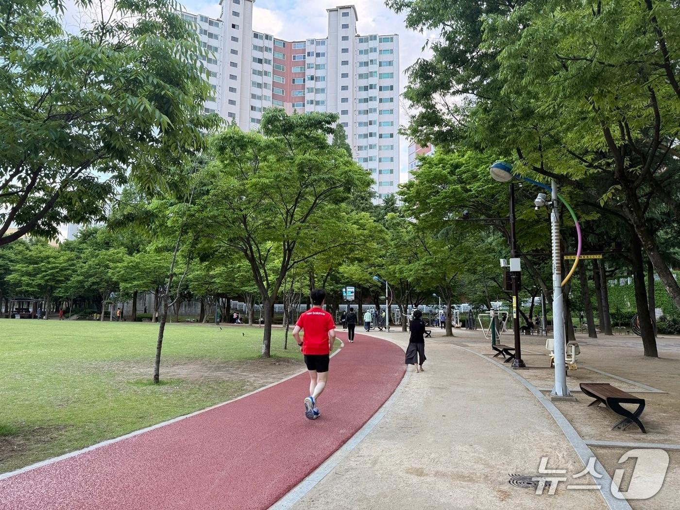 본문 이미지 - 대구 수성구는 만촌동에 위치한 화랑근린공원에 육상트랙과 황토·마사토 맨발걷기 산책로를 조성했다.(대구 수성구 제공. 재판매 및 DB 금지)
