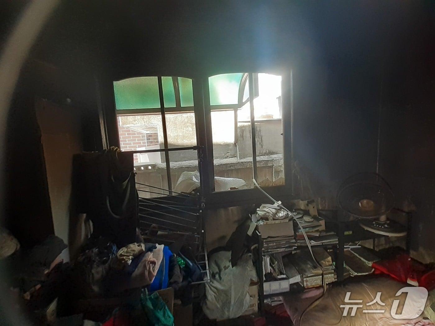 본문 이미지 - 충주 주택 화재 현장(충주소방서 제공. 재판매 및 DB금지)/뉴스1