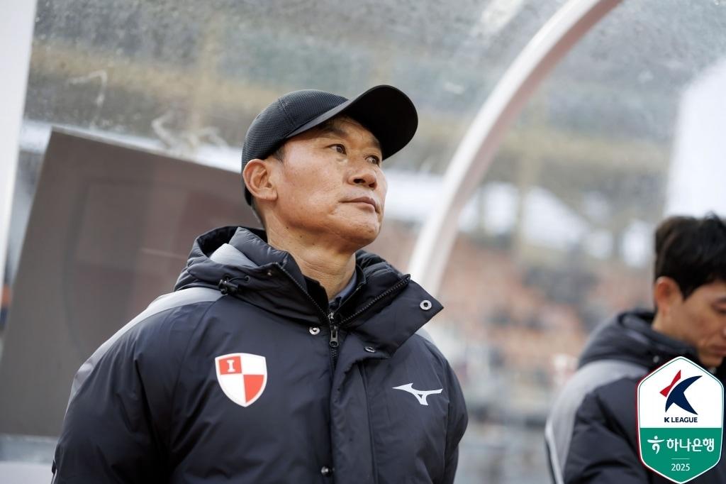 본문 이미지 - K리그2 부산아이파크를 이끄는 조성환 감독. 현재 부산은 4연승 중이다. &#40;한국프로축구연맹 제공&#41;