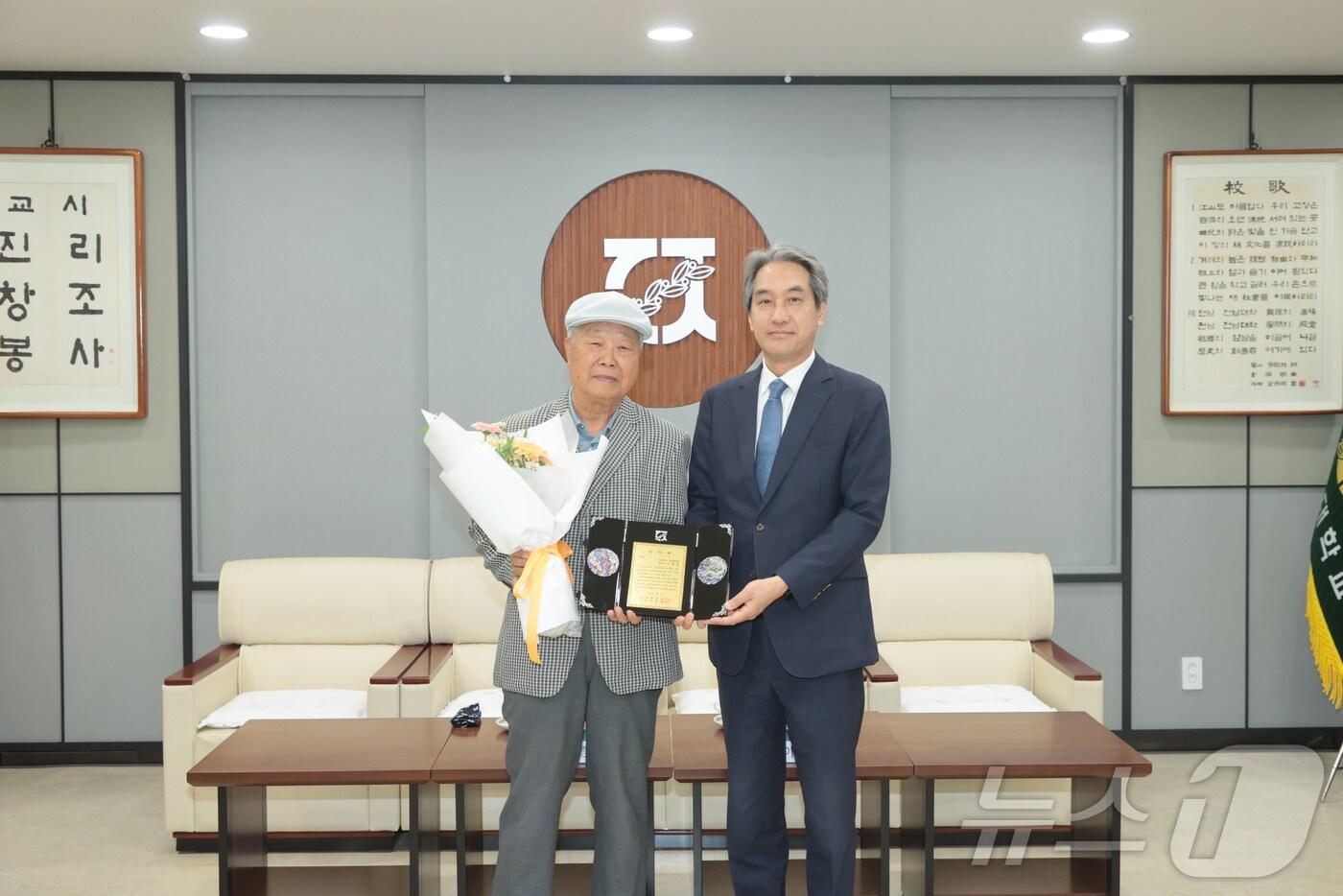 본문 이미지 - 이종목 전남대 심리학과 명예교수가 학교에 1억 300만 원의 발전기금을 기부하고 이근배 총장과 기념사진을 찍고 있다.(전남대 제공. 재배포 및 DB 금지)