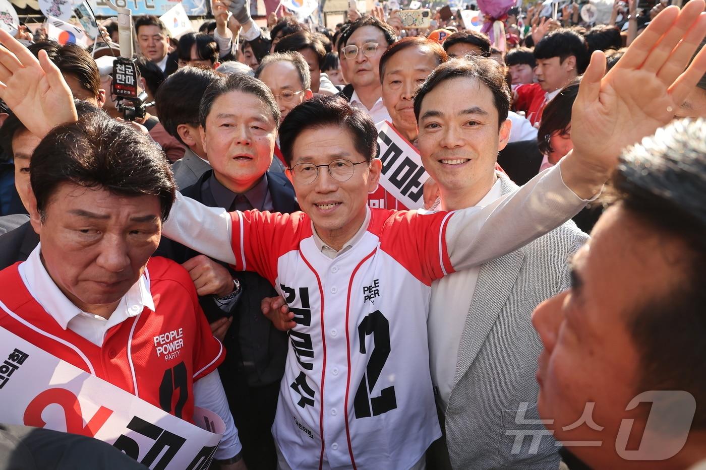 김문수 국민의힘 대통령 후보가 공식 선거운동 첫날인 12일 대구 서문시장을 방문해 상인들에게 인사하고 있다. &#40;공동취재&#41; 2025.5.12/뉴스1 ⓒ News1 김민지 기자