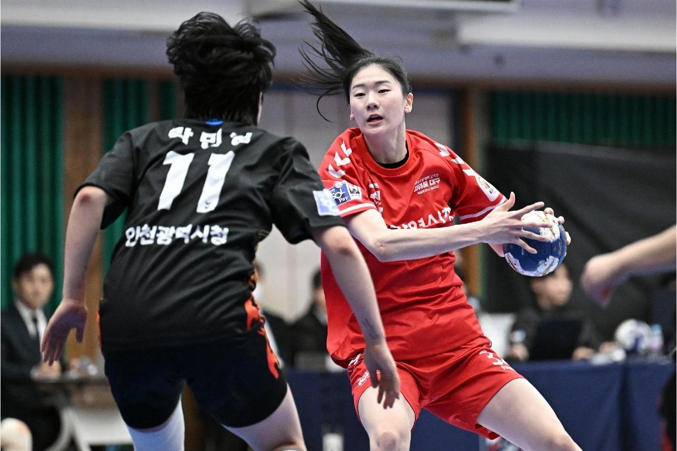 본문 이미지 - 여자 핸드볼 신인상 정지인(오른쪽)(KOHA 제공) 
