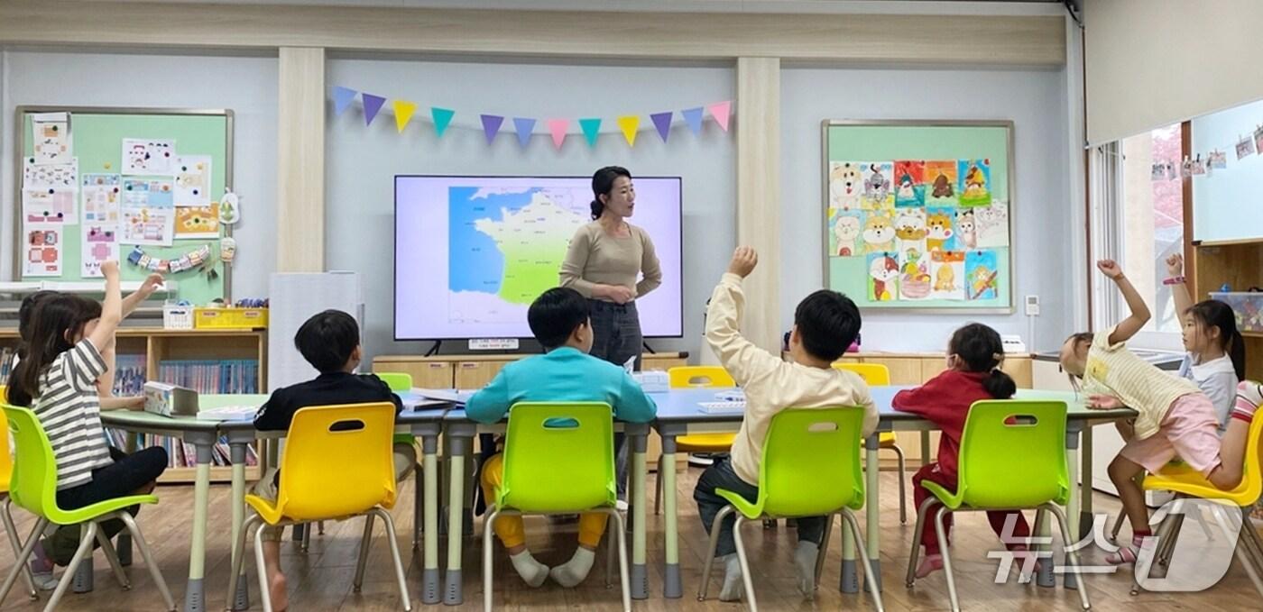 본문 이미지 - 괴산증평교육지원청이 문광초등학교에서 대학 연계 늘봄학교 맞춤형 프로그램이 하나로 '세계속 장난감 만들기' 프로그램을 진행 중이다.(괴산증평교육지원청 제공)/뉴스1