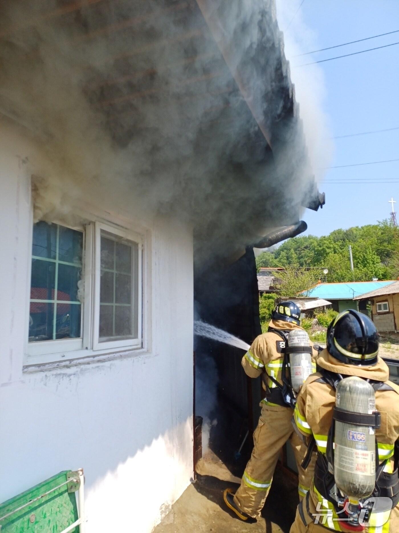 본문 이미지 - 12일 오전 10시 16분쯤 충북 괴산군 문광면의 한 주택에서 불이 나 50분 만에 꺼졌다.(괴산소방서 제공)/뉴스1