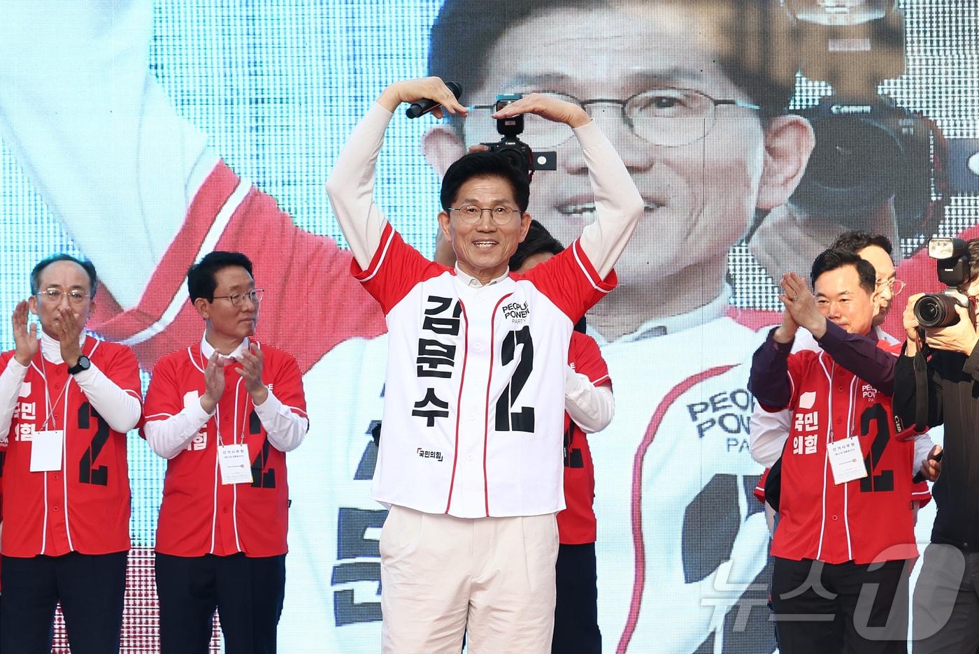 제21대 대통령 선거 공식 선거운동 첫날인 12일 김문수 국민의힘 대통령 후보가 대구 중구 서문시장에서 유세를 하고 있다. 2025.5.12/뉴스1 ⓒ News1 김민지 기자