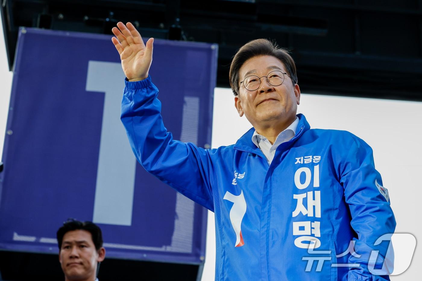 이재명 더불어민주당 대통령 후보가 제21대 대통령 선거 공식 선거운동 첫날인 12일 오후 대전 중구 으능정이거리 스카이로드에서 연설에 앞서 인사하고 있다. ⓒ News1 안은나 기자